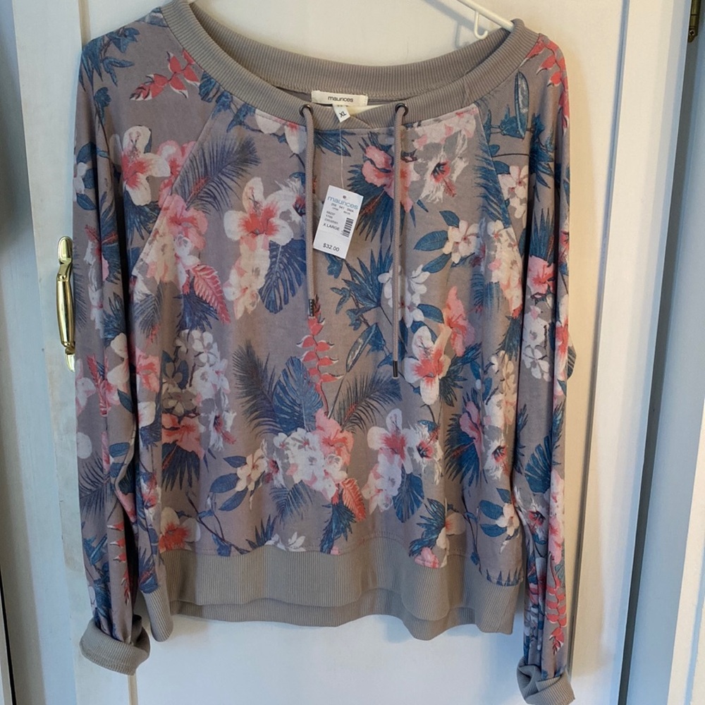 Floral pull over Maurices top, sweater type very lightweight.